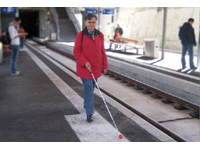 Nutzung von taktilen Leitstreifen zur Orientierung mit dem Langstock auf dem Bahnsteig