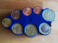 Münzbox: ein Hilfsmittel zum Aufbewahren von Kleingeld