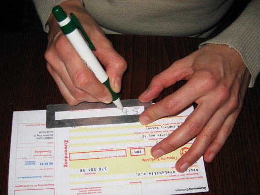 Unterschreiben eines Überweisungsformulars mit Hilfe einer Unterschrifte-Schablone