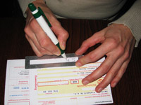 Unterschreiben eines Überweisungsformulars mit Hilfe einer Unterschrift-Schablone