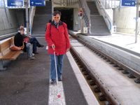 Nutzung von taktilen Leitstreifen zur Orientierung mit dem Langstock auf dem Bahnsteig 